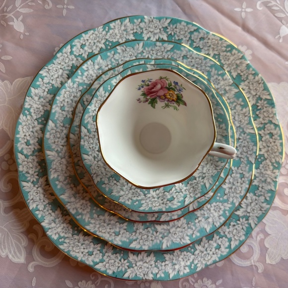 Royal Albert Enchantment 5 Piece Place Setting - Pristine - Picture 3 of 9
